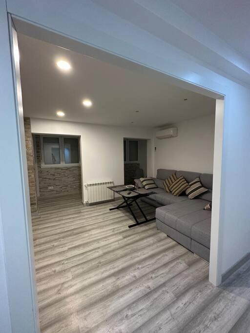 Cozy 1-Bedroom Apartment มาดริด ภายนอก รูปภาพ