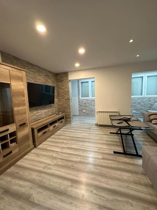 Cozy 1-Bedroom Apartment มาดริด ภายนอก รูปภาพ