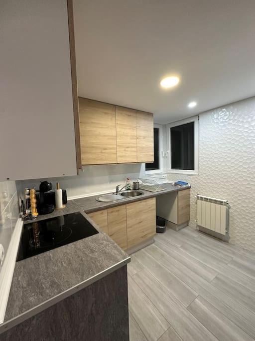 Cozy 1-Bedroom Apartment มาดริด ภายนอก รูปภาพ