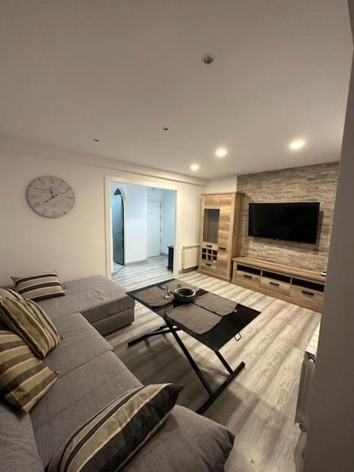 Cozy 1-Bedroom Apartment มาดริด ภายนอก รูปภาพ